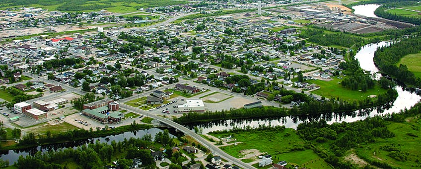 À Hearst, l'été est de juin à août. Les températures peuvent varier de 20°C à 25°C. À cette époque, les gens pratiquent des activités telles que la randonnée, la pêche et les festivals.